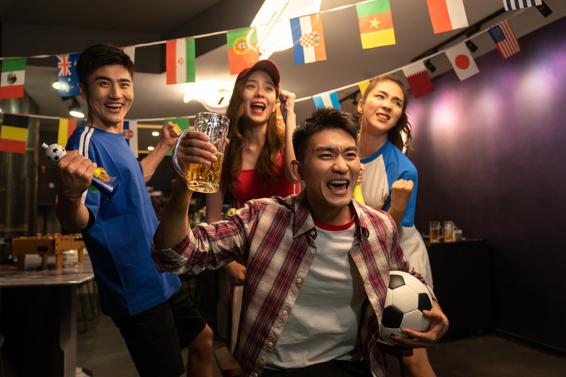 【现场气氛火爆】球迷疯狂助威点燃比赛激情的简单介绍 【现场气氛火爆】球迷疯狂助威点燃比赛激情的简单介绍