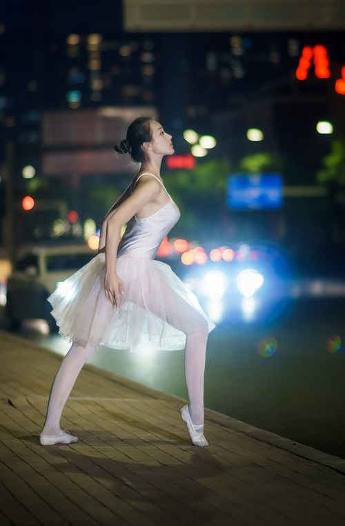 _花样滑冰世界锦标赛:精彩绝伦的技艺展示_,花样滑冰世锦赛现场,伴随着音乐的高潮