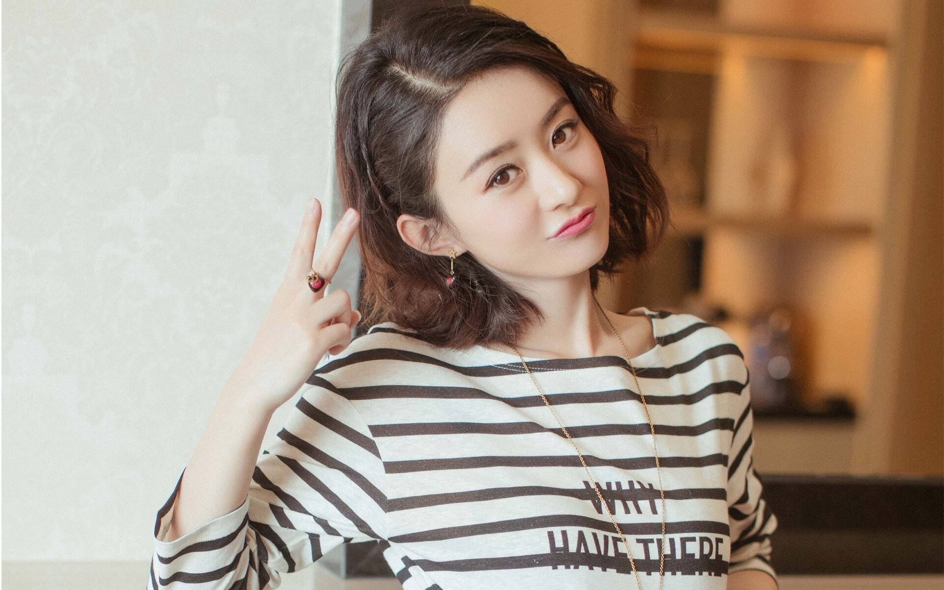 在一次经典对决中,库里连续两节投中九个三分球,带领勇士轻松取胜!