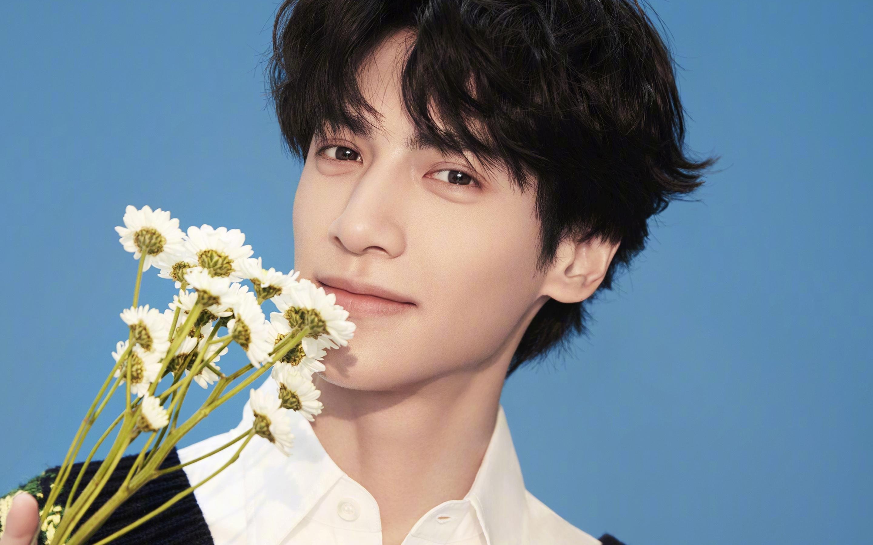 在对阵掘金的比赛中,库里单场砍下44分,投中10个三分球,让对手束手无策!