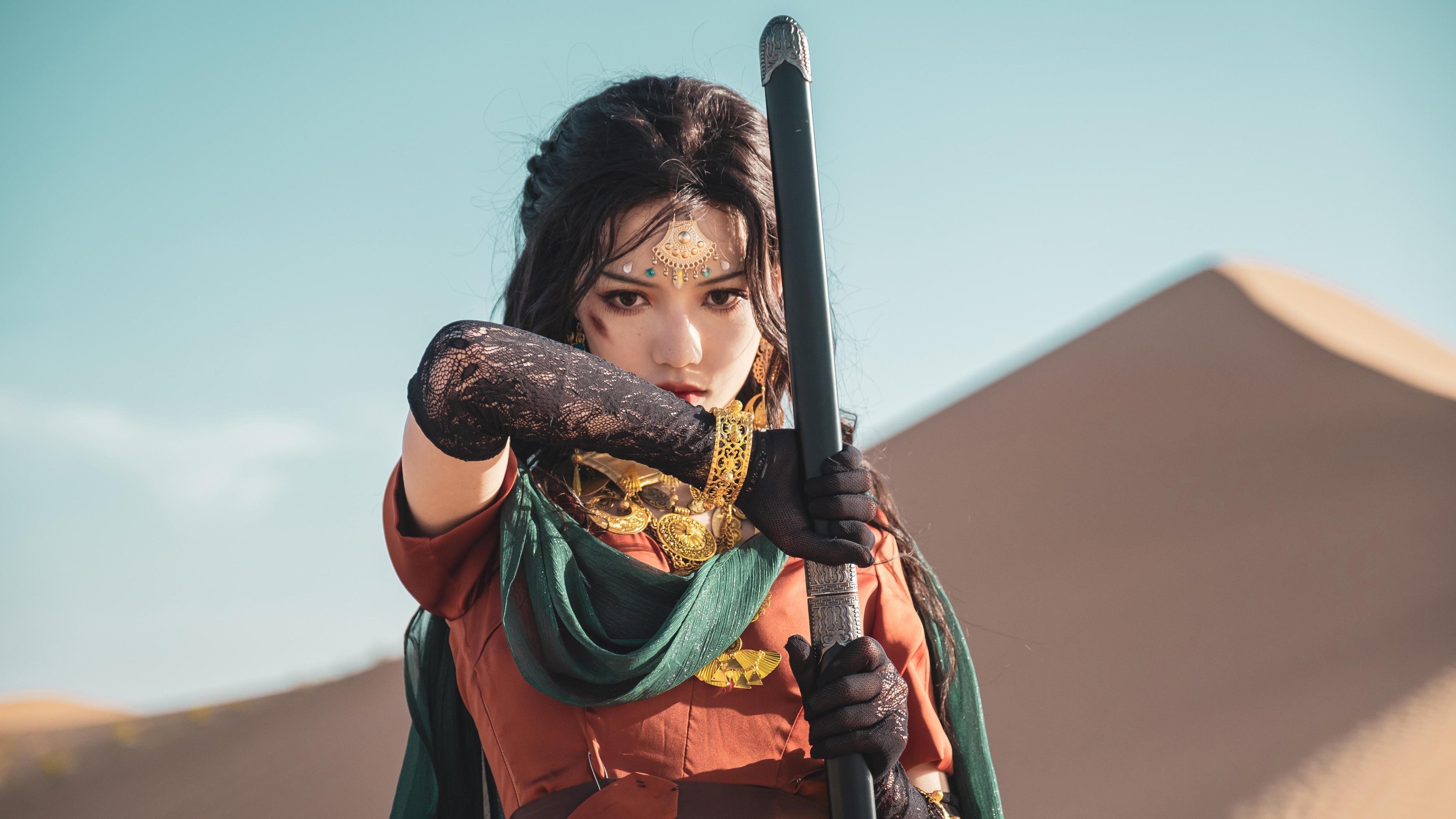 女足比赛选手风采展露，活动吸引众多观众，女足专访